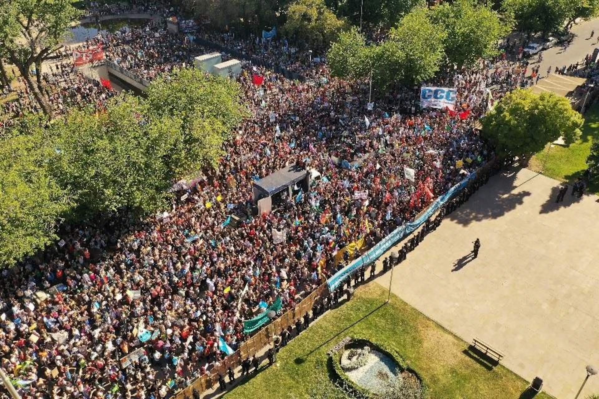 ¡La cordillera que linda está y si la tocan que quilombo se va’ armar!