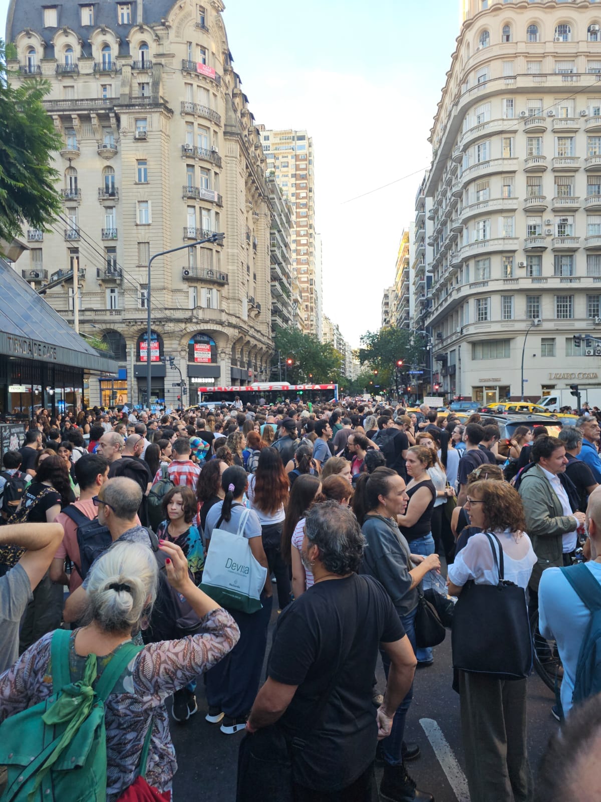 LOS PIBES Y LAS PIBAS NO SOMOS EL PROBLEMA